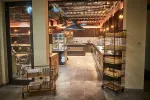 moderne Bäckerei-Interieur mit Regalen und Vitrinen