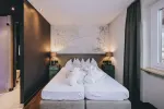 Modernes Schlafzimmer mit einem großen Bett und stilvoller Dekoration