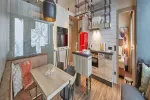 moderne Küche mit Esstisch und Sofa