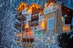 Winterlandschaft mit einem Chalet, umgeben von Schnee und Bäumen