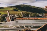 Landschaft mit Hügeln und einem modernen Bauwerk