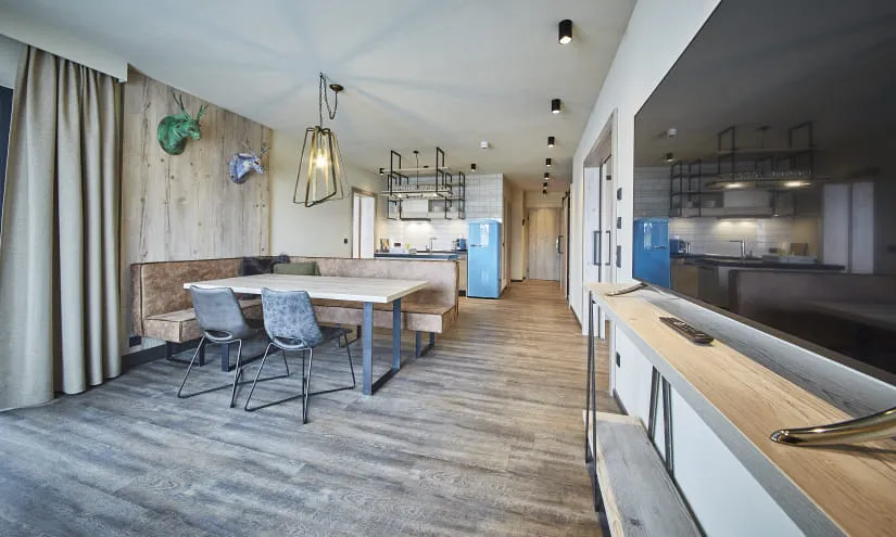 Moderne Küche und Essbereich mit Holzakzenten und blauen Kühlschrank