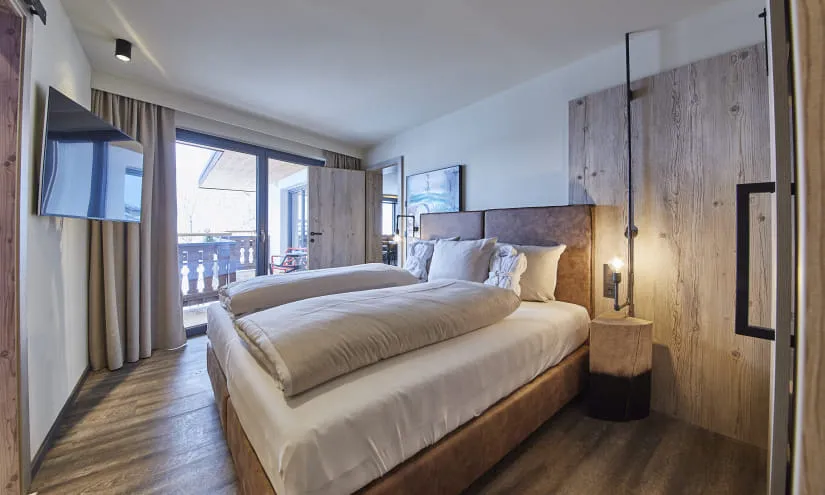 moderner Hotelzimmer mit Doppelbett und Balkon