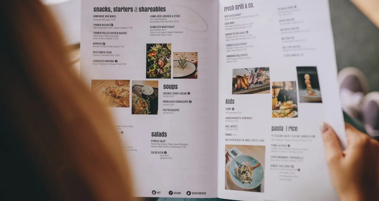 Speisekarte mit Kategorien für Snacks, Suppen, Salate, Kindergerichte, Pasta und Reis