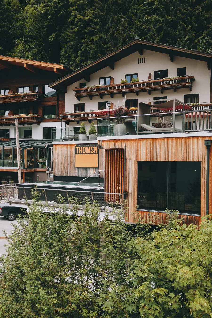 Hotel Sommer mit Restaurant und Parkplätzen vor dem Gebäude