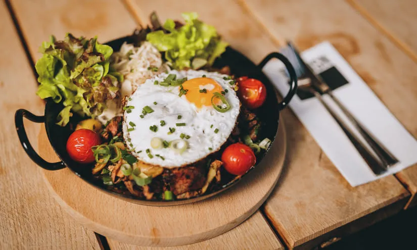 Essen mit Salat und Spiegelei auf einem Teller.