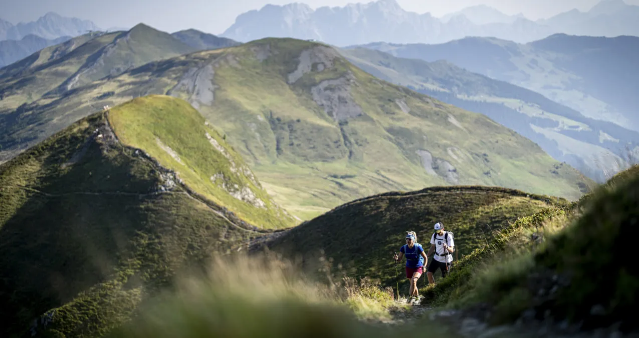 Wanderer auf einem Bergwanderweg in Saalbach Hinterglemm