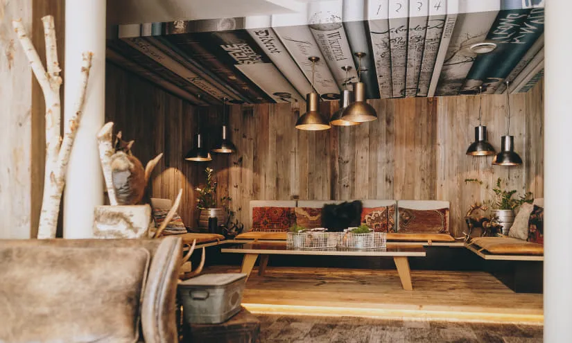 Gemütliches Interieur mit Holzdecken, Sitzgelegenheiten und modernen Lichtquellen