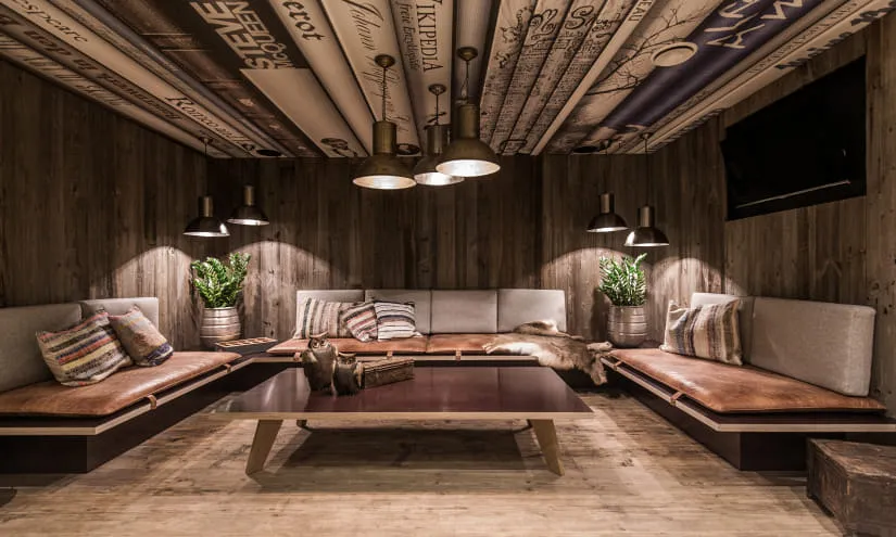 Moderne Lounge mit Holzdekor, Sofas und Pflanzen