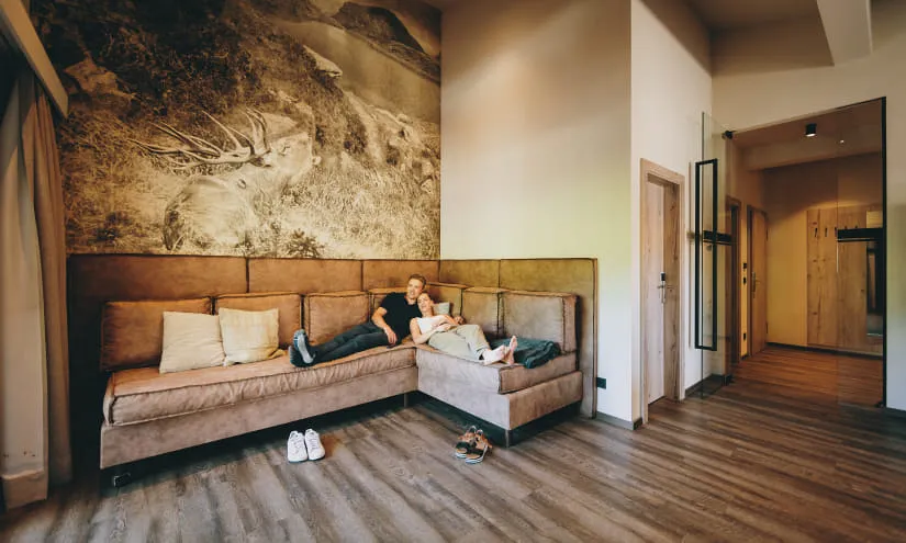 modernes Wohnzimmer mit Sofa und Blick auf Fototapete