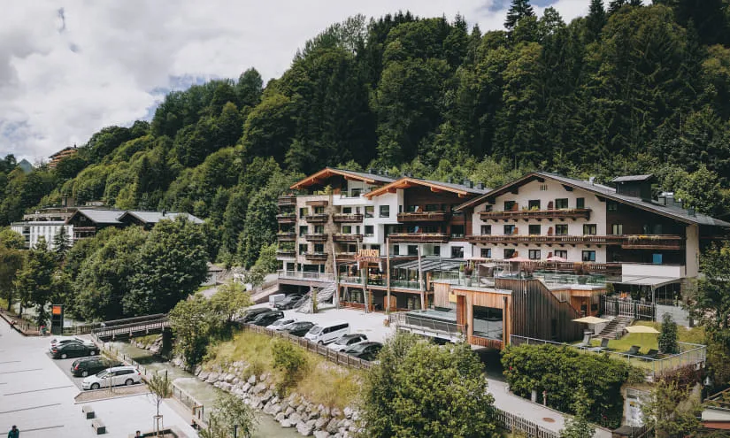 Sommeransicht eines modernen Wohnhauses in den Bergen