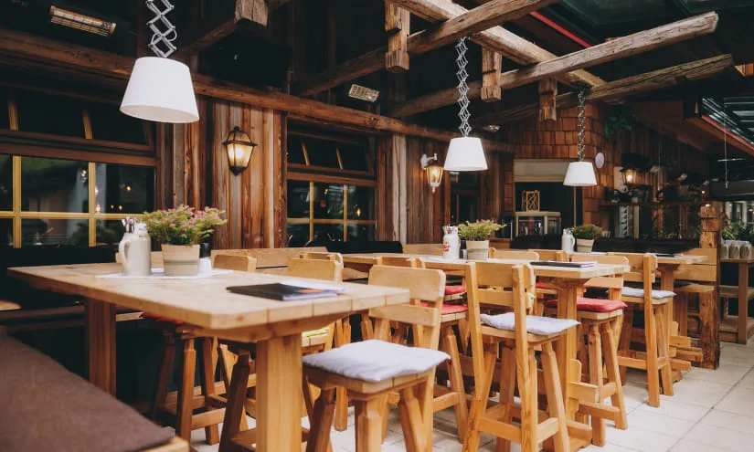 Gemütliches Restaurant mit Holzmöbeln und Fenstern
