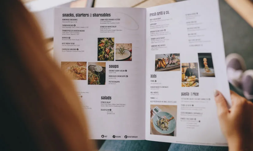 Menü mit Abschnitten für Snacks, Suppen, Salate, Kinder und Pasta