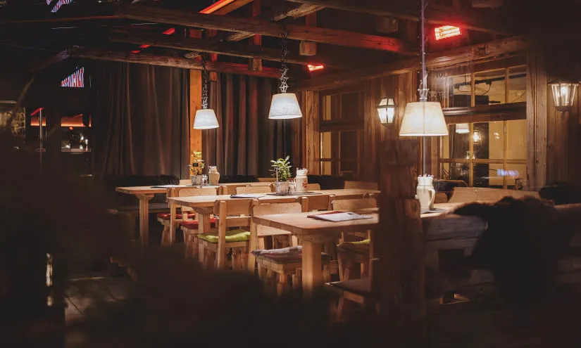 Rustikales Restaurant mit Holztischen und warmem Licht