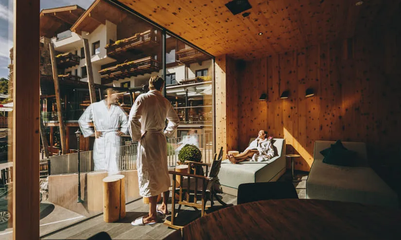 Entspannende Wellnessatmosphäre mit einem Blick auf die Berge.