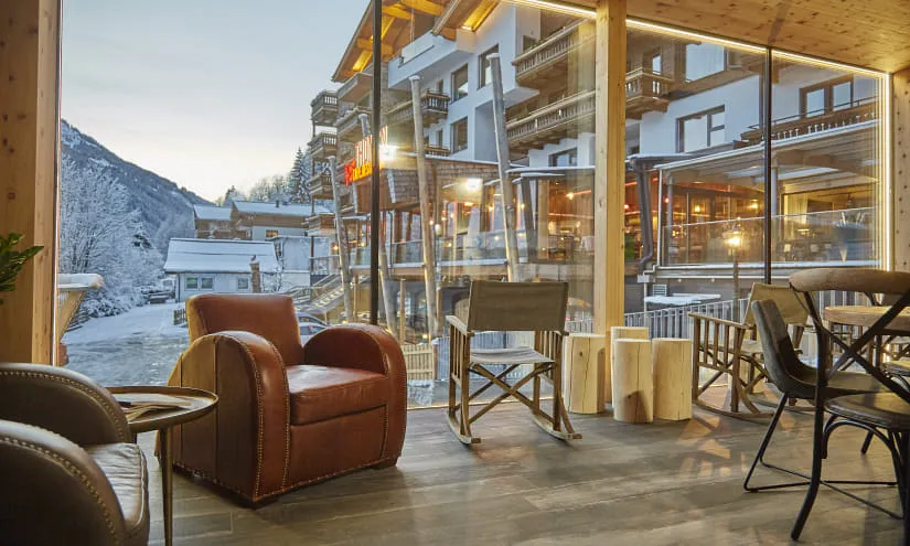 Gemütlicher Sitzbereich mit Blick auf die Berge und moderne Architektur