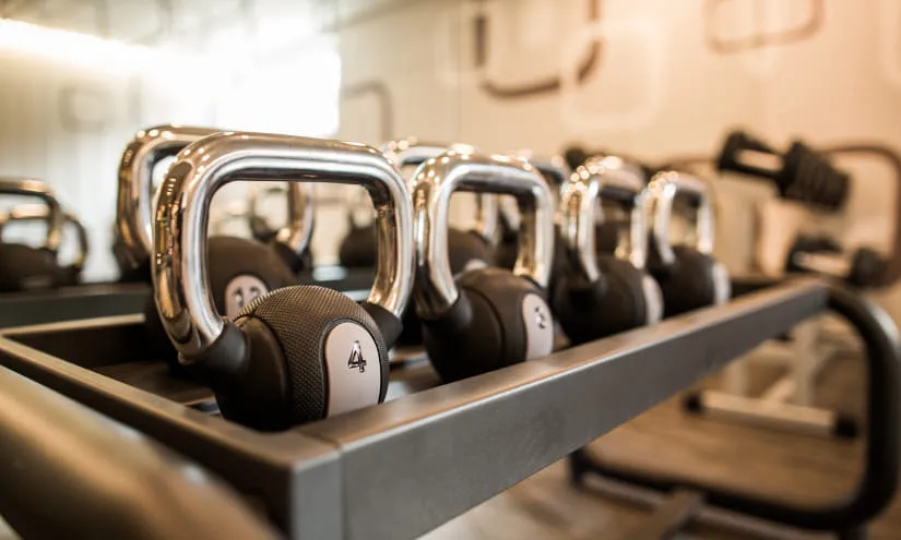 Krafttraining mit Hanteln in einem modernen Fitnessraum