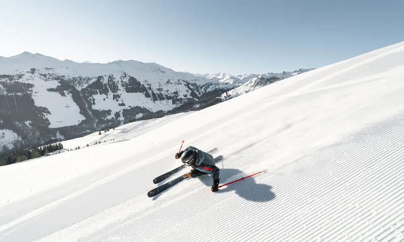 Skifahrer auf einer Piste in Saalbach-Hinterglemm bei sonnigem Wetter