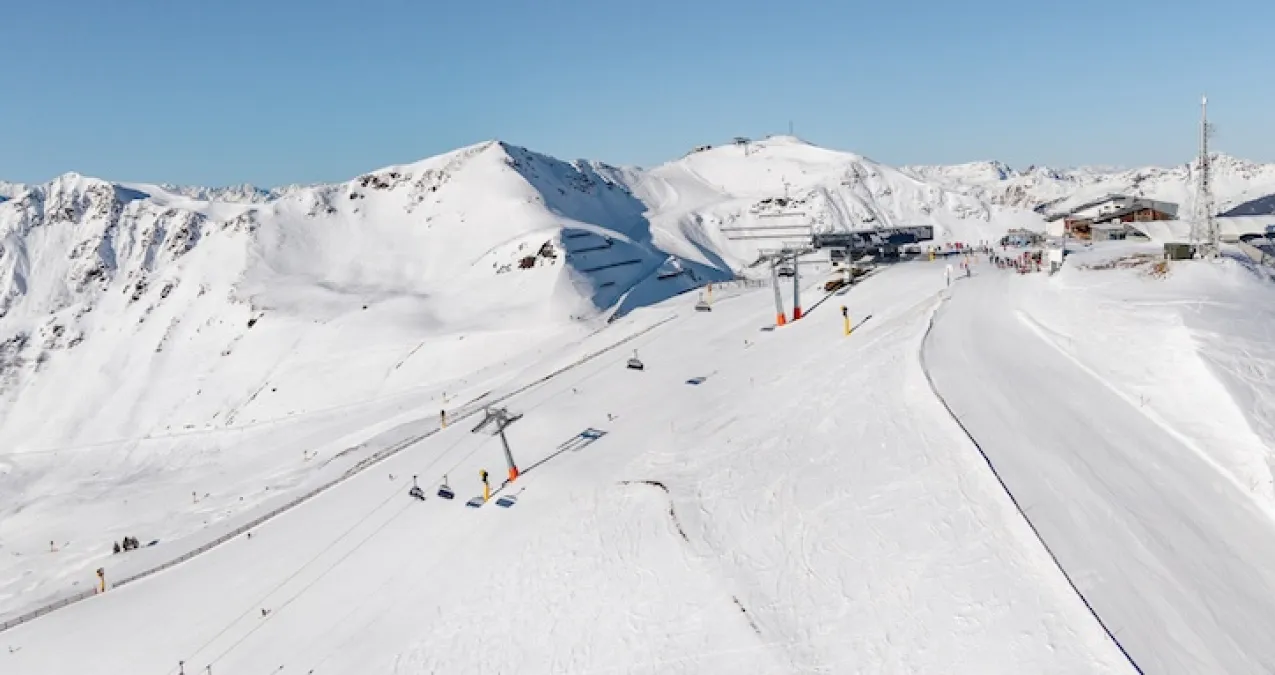 Schneebedeckte Berge mit Skiliften und Pisten