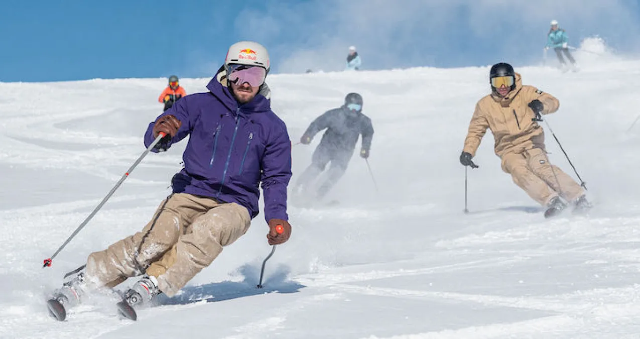 Skifahrer genießen helle, verschneite Pisten am Pearl Mountain