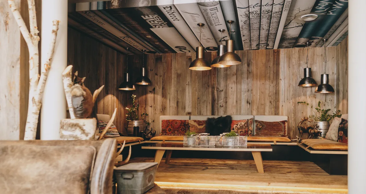 Inneneinrichtung mit Holzwänden und modernen Lampen