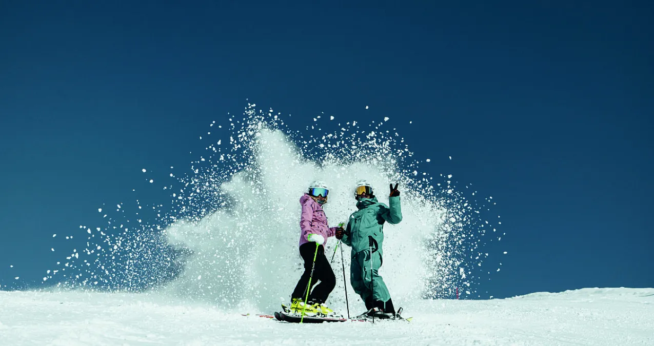 Skifahrer im Skicircus Saalbach Hinterglemm Leogang Fieberbrunn, Schneespritzer im Hintergrund