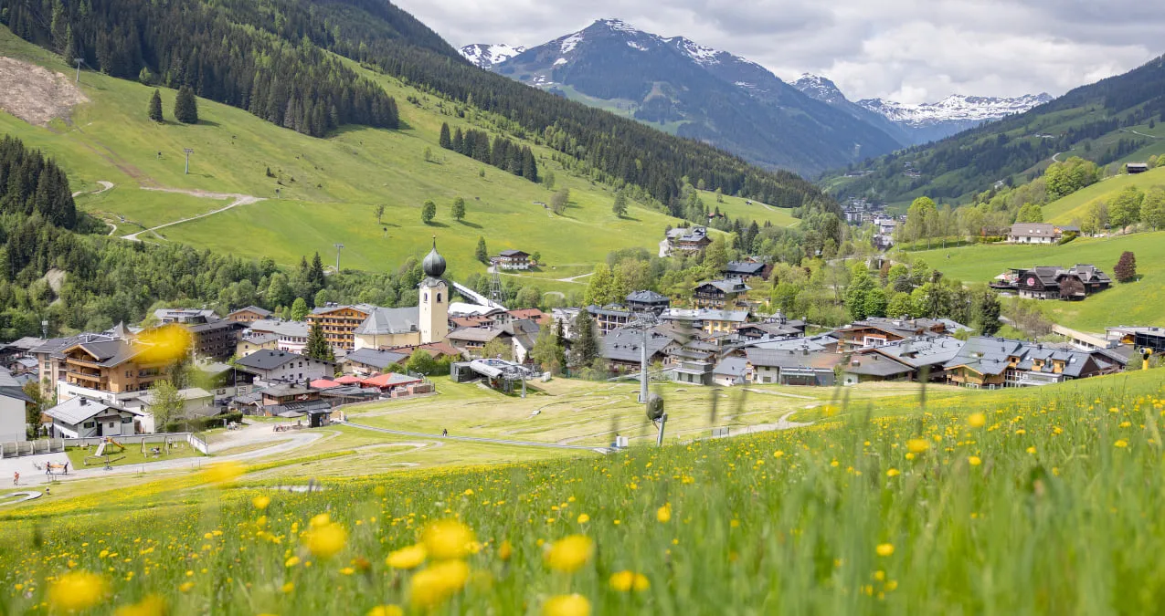 Blick auf das Dorf Saalbach in den Alpen