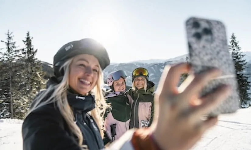 Drei Frauen posieren beim Skifahren in Saalbach-Hinterglemm-Leogang-Fieberbrunn