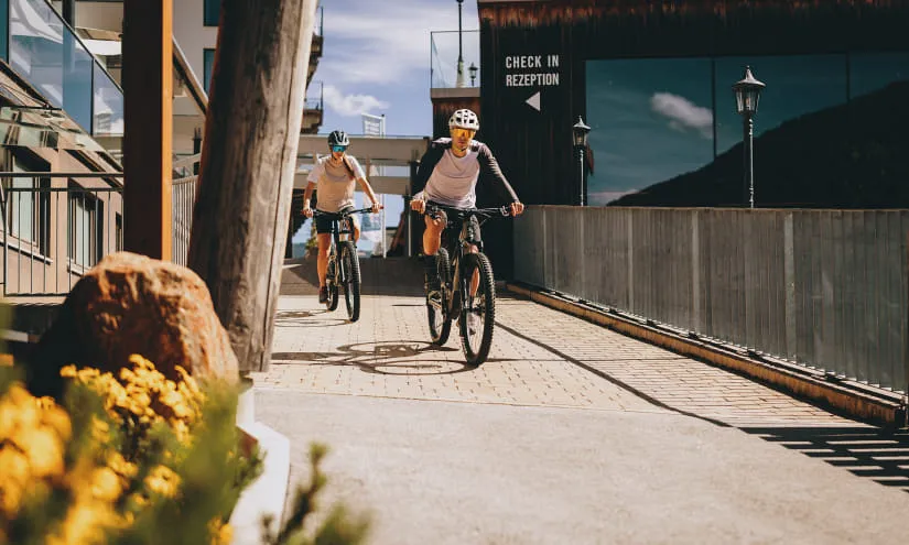Zwei Mountainbiker auf einem Weg in Thomsn-Hinterglemm