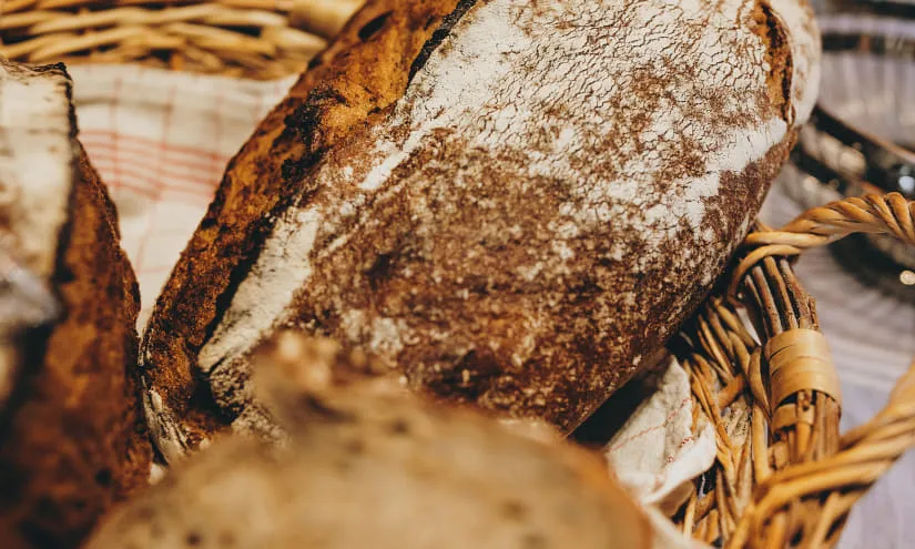 Brotlaibe in einem Korb auf einem Tisch