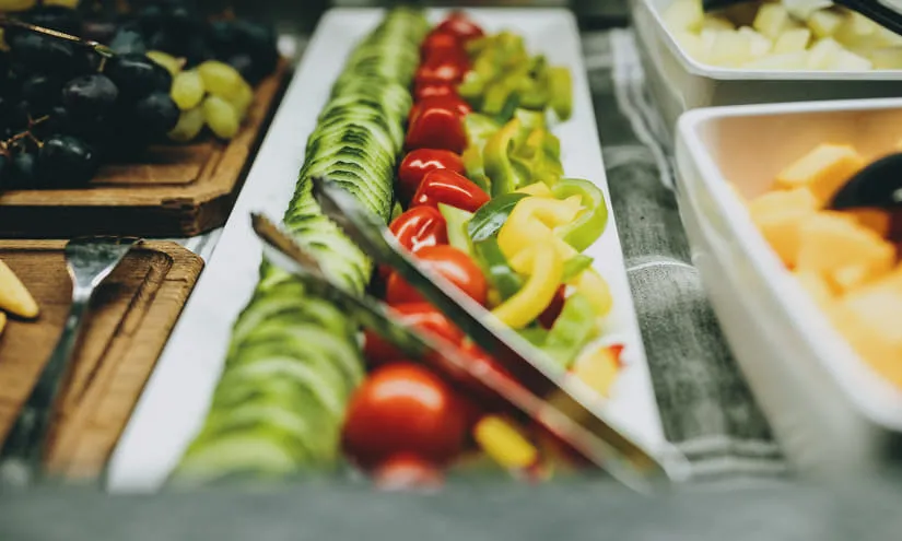 Buntes Frühstücksbuffet mit Gemüse und Obst