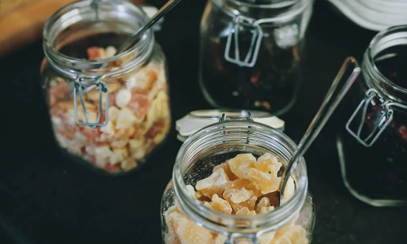 Gläser mit Trockenfrüchten und Löffeln auf einem Tisch