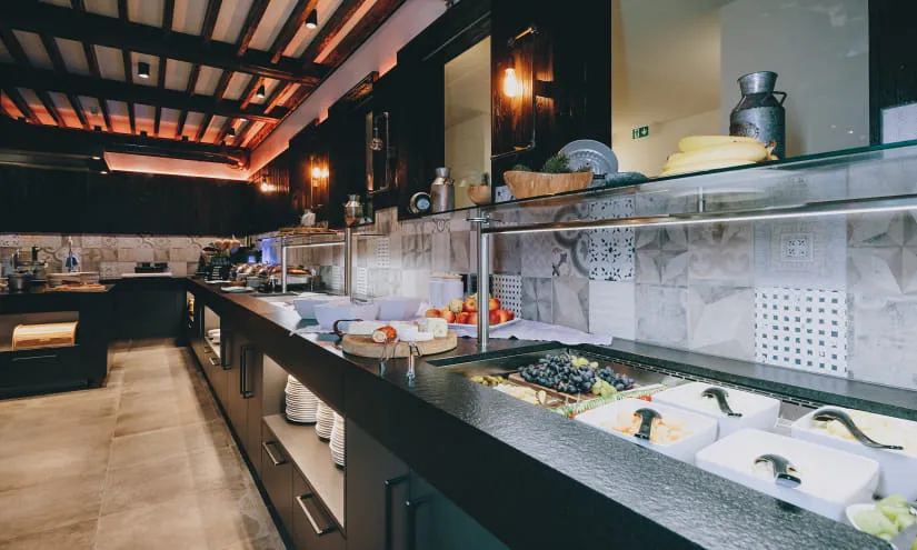 Moderne Kücheneinrichtung mit Frühstücksangebot und Holzdecke
