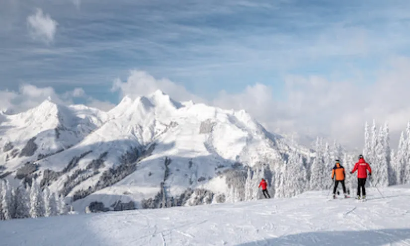 Winterlandschaft in Saalbach-Hinterglemm mit Skifahrern und Bergen