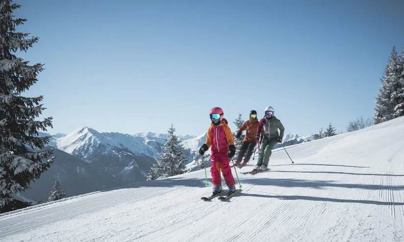 Familien beim Skifahren im Skicircus Saalbach Hinterglemm Leogang Fieberbrunn