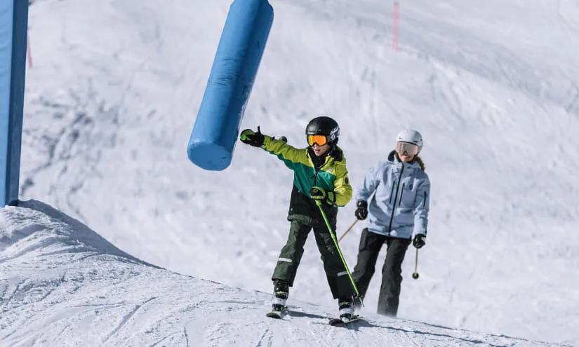 Kind fährt mit Skiern an einem Skilift im Skicircus Saalbach Hinterglemm Leogang Fieberbrunn.