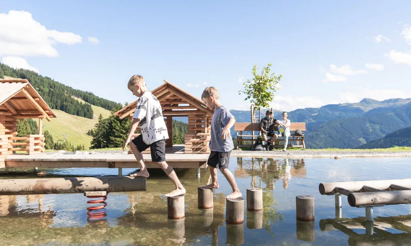 Children playing on a path at Montelinos Erlebnisweg.