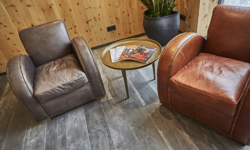 Zwei Sessel und ein Tisch mit Magazinen