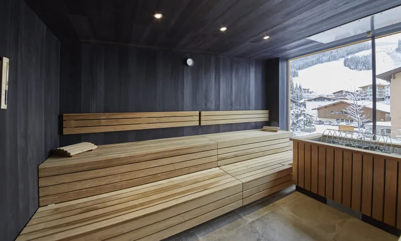 Innenansicht einer modernen Sauna mit Holzmöbeln