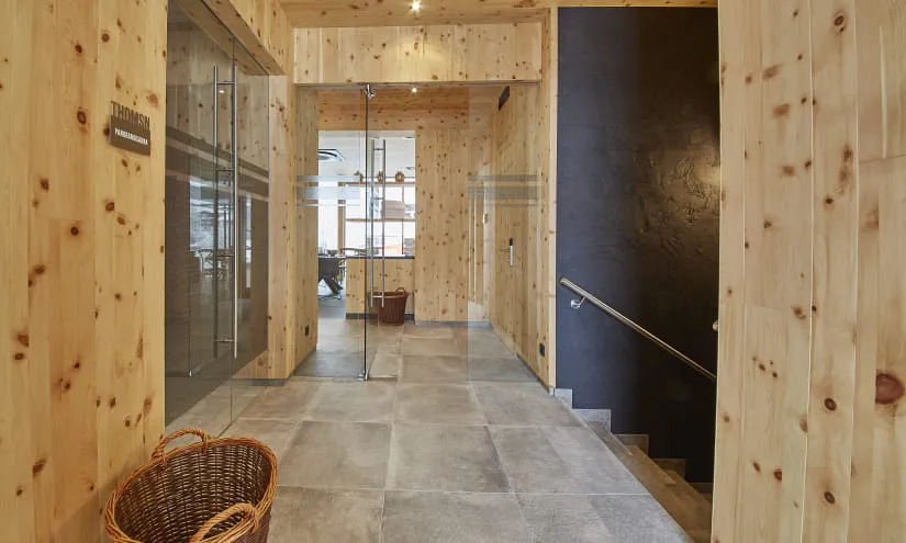 Holzinterieur mit Glastüren und Treppe