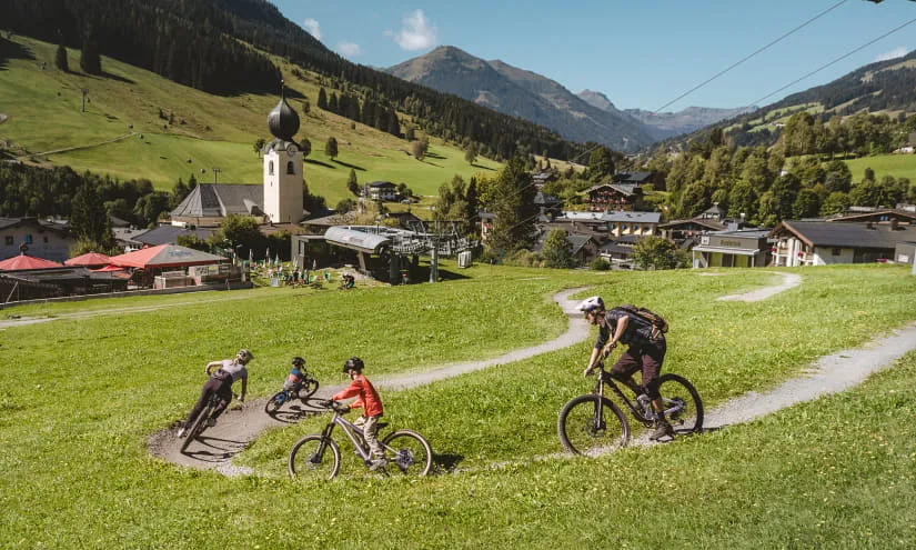 Biker auf einem grünen Feld in den Bergen