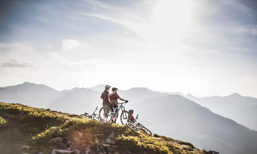Familie radelt auf dem Hacklbergtrail in den Bergen