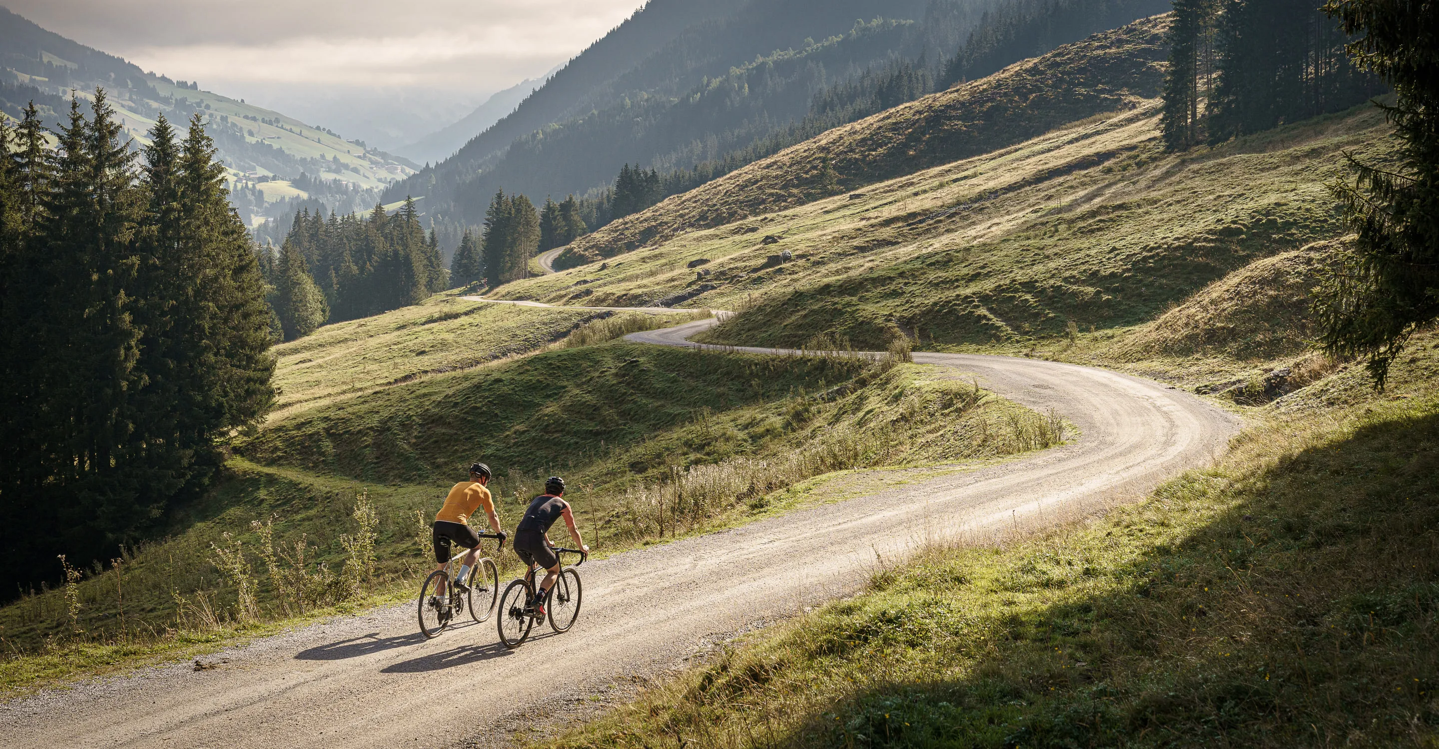 Zwei Radfahrer auf einer Gravel-Strecke in Saalbach Hinterglemm